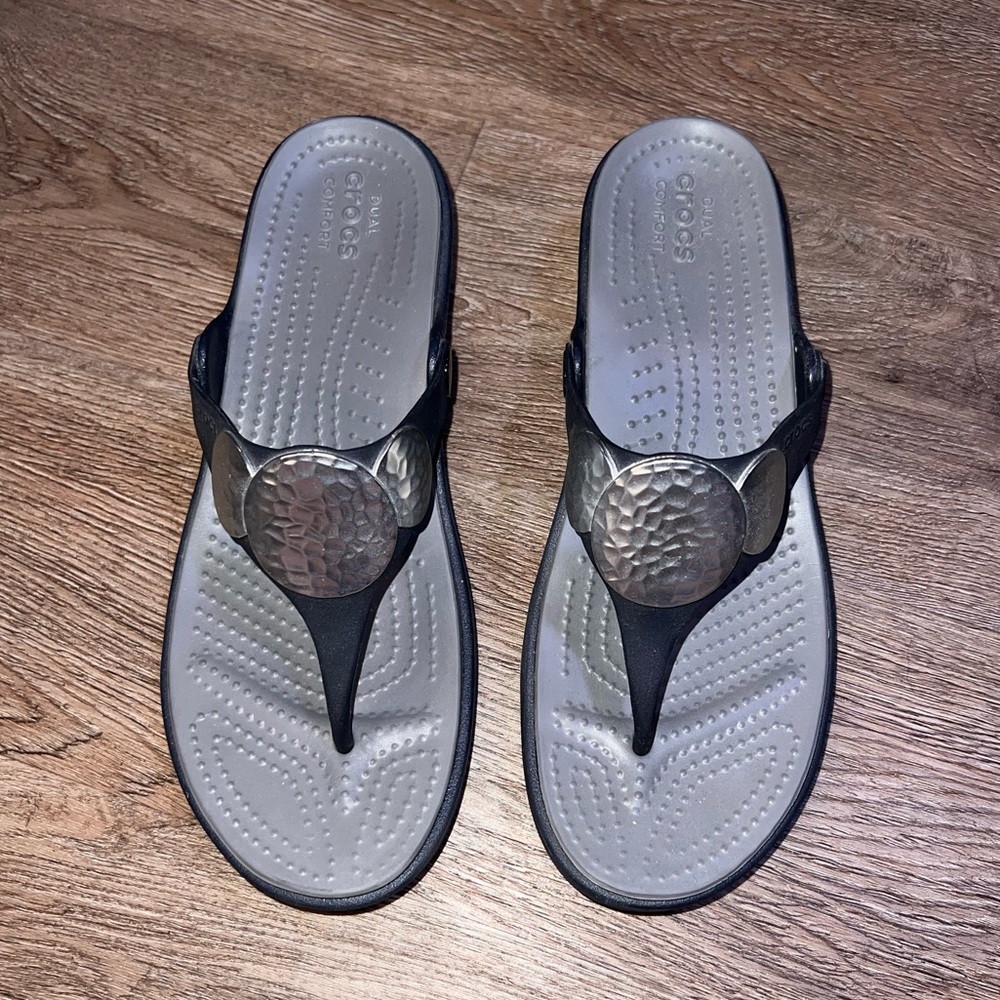 LIKE NEW Crocs Sanrah Sandal